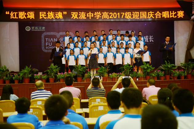 主持人主持合唱比賽開始