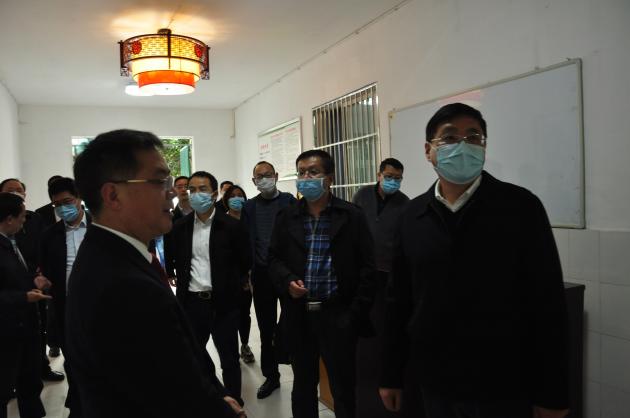 檢查學(xué)生宿舍