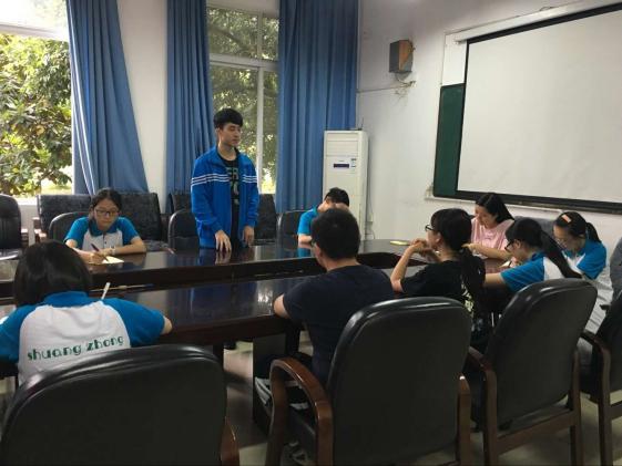 風(fēng)紀(jì)部部長 唐旭同學(xué)做匯報(bào)工作