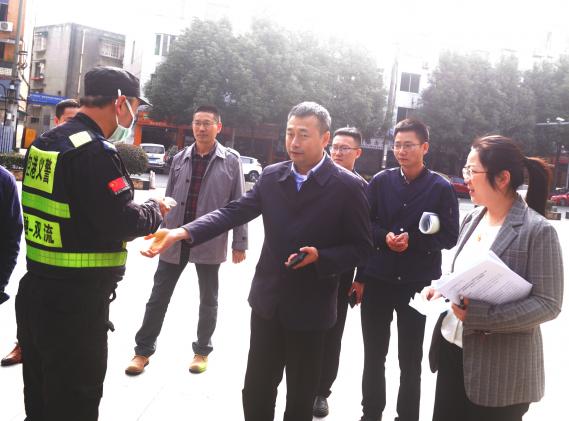 王部長接受體溫檢測