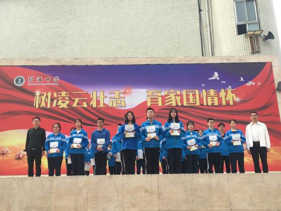 徐校長、向書記和高二年級學(xué)生會成員合影留念