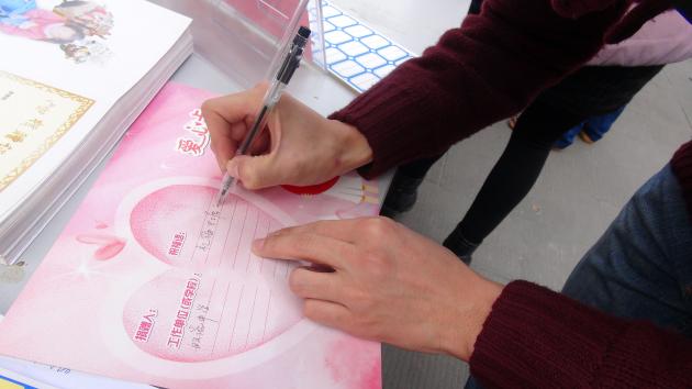 我校老師鄭鵬為巴塘學(xué)生寫(xiě)下祝福