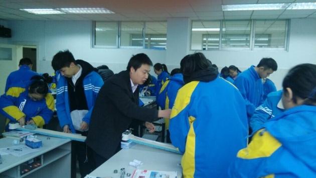 雙流中學(xué)杜江老師在指導(dǎo)學(xué)生實(shí)驗(yàn)