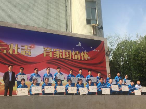 杜主任和獲獎(jiǎng)班級(jí)合影留念