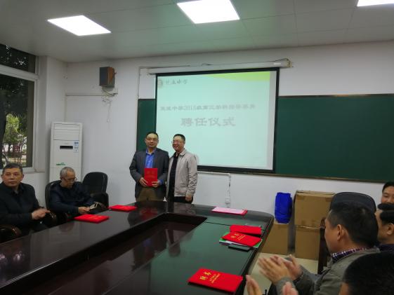 龍校長給魏敏老師頒發(fā)聘書