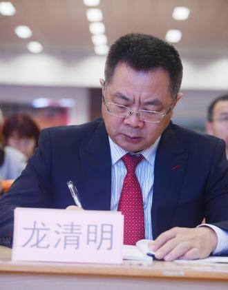 雙流中學(xué)龍清明校長(zhǎng)認(rèn)真聽(tīng)課