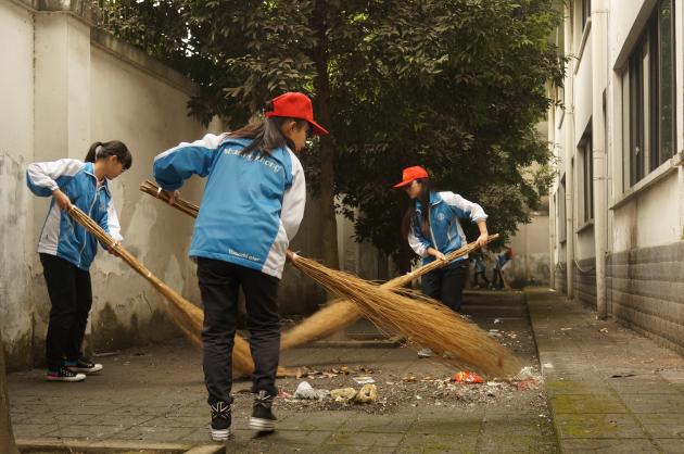 志愿者在后院打掃衛(wèi)生