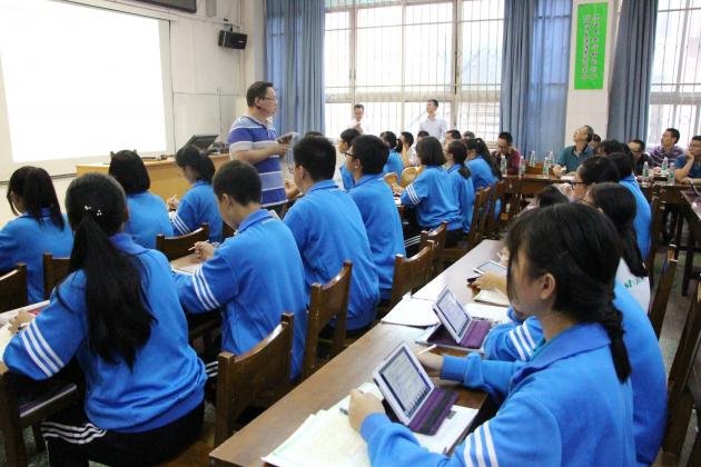 李菲老師為雙中學(xué)生上物理課