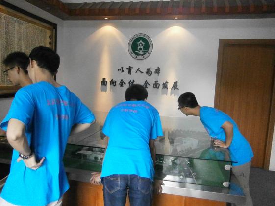 參觀校史陳列室