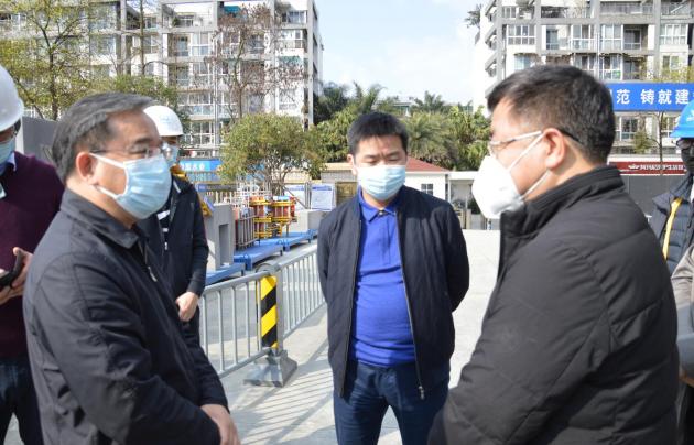 韓軼書記（左）聽取龍清明校長(zhǎng)（右）匯報(bào)工程相關(guān)情況