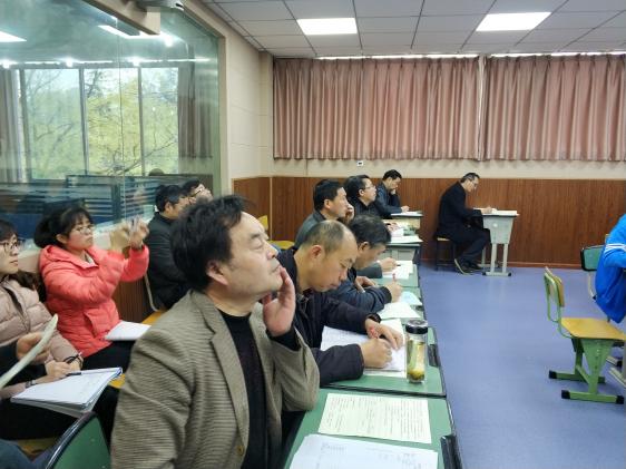 雙流中學化學教師認真聽課