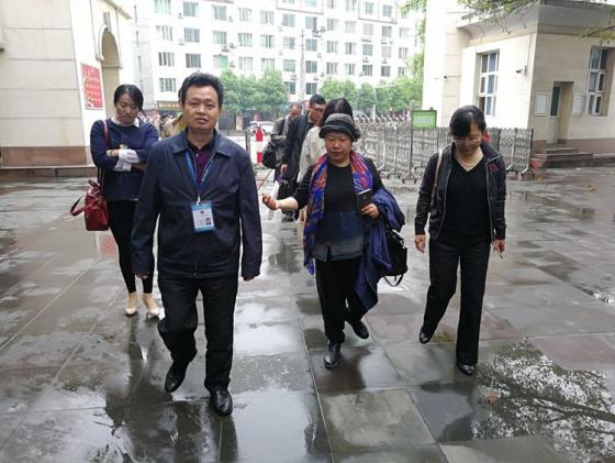 專(zhuān)家組一行進(jìn)入雙流中學(xué)