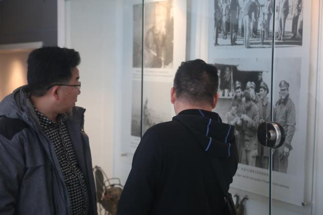 黨員觀看美國(guó)飛虎隊(duì)館