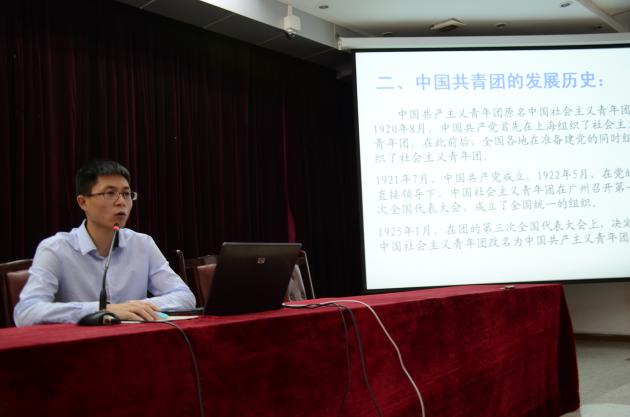 團(tuán)委書記魏東老師講課