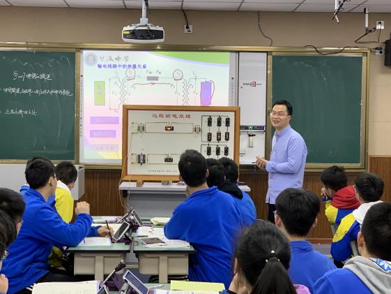 陳俊老師在講課