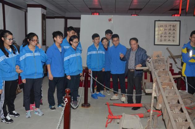 學(xué)生認(rèn)真聆聽(tīng)講解員講說(shuō)