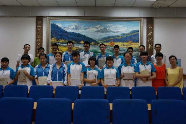 獲獎(jiǎng)同學(xué)與老師合影留念