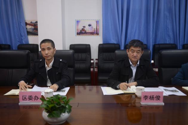 李書記認真聽取現場匯報