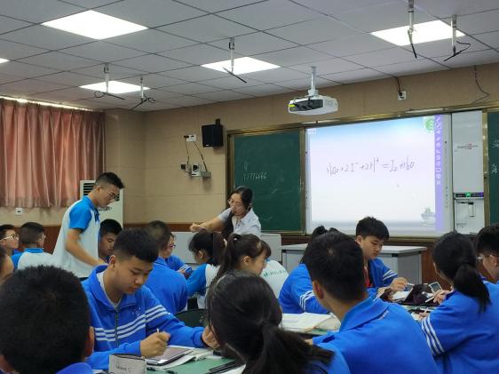 尤老師與學(xué)生同學(xué)互動(dòng)