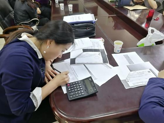 專(zhuān)家組一行仔細(xì)核對(duì)相關(guān)資料