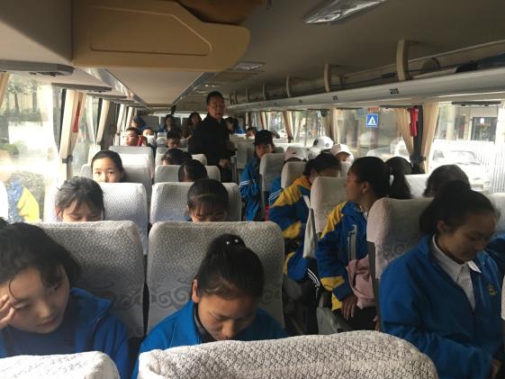 江老師向學生叮囑安全注意事項