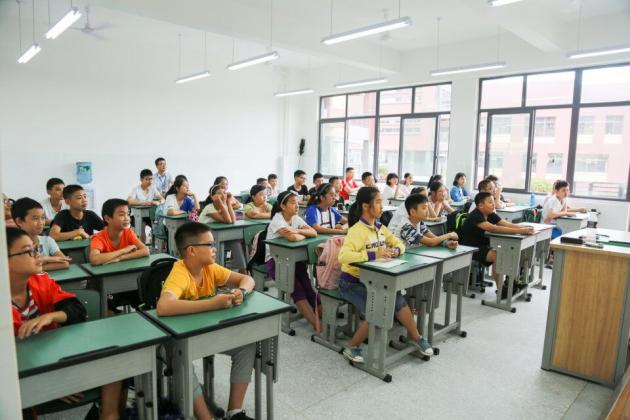 坐姿端正的同學們