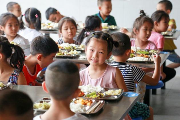 開心地等待開飯啦