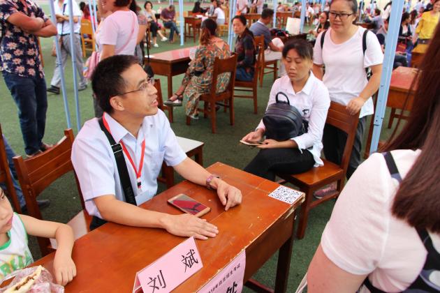 劉斌老師與家長(zhǎng)深入交流