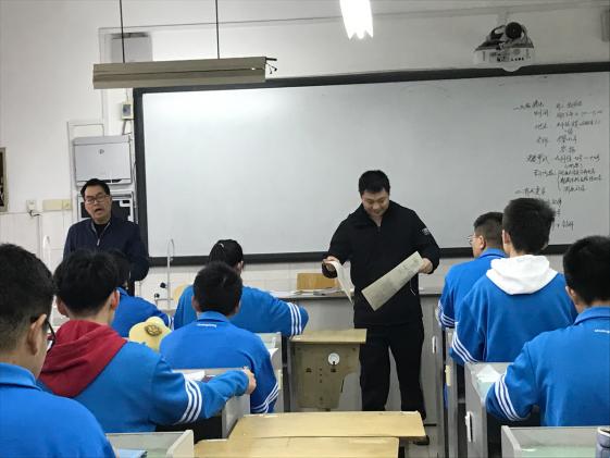 高一化學(xué)競賽班的繆老師和岑老師正傾情輔導(dǎo)著學(xué)生