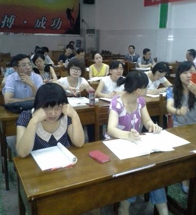 英語(yǔ)組教師認(rèn)真學(xué)習(xí)