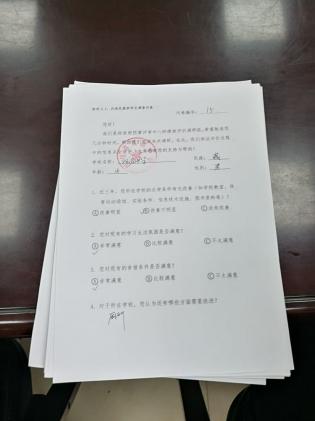 專(zhuān)家組一行發(fā)放調(diào)查問(wèn)卷