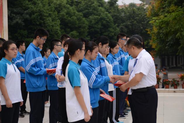 給優(yōu)秀學(xué)生、進步之星頒獎