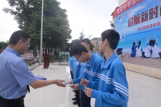 胡檢察長為學(xué)生代表發(fā)放宣傳資料