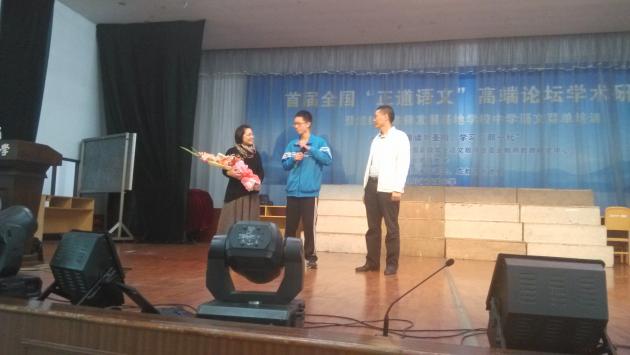 學(xué)生代表獻(xiàn)花致謝