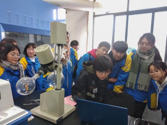 同學(xué)們參觀環(huán)境考古實驗室