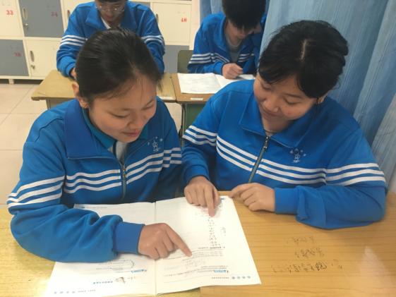 高二2班 張淇（左） 岳夏荷（右）