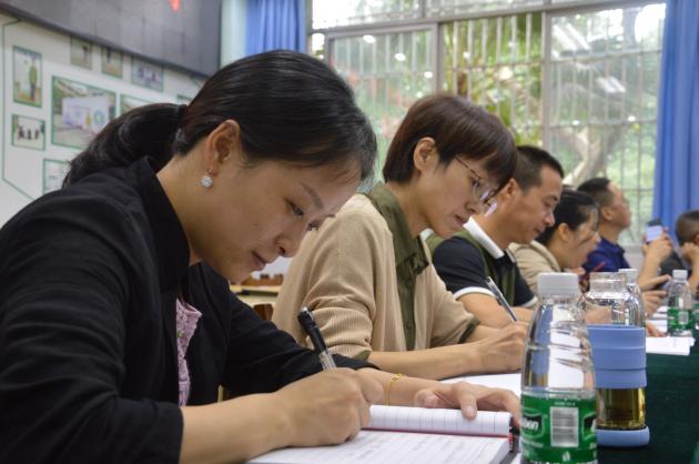 參會(huì)教師認(rèn)真記筆記