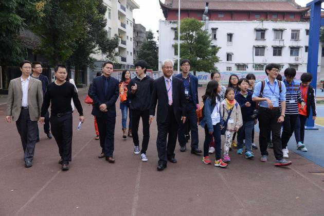 參觀(guān)操場(chǎng)