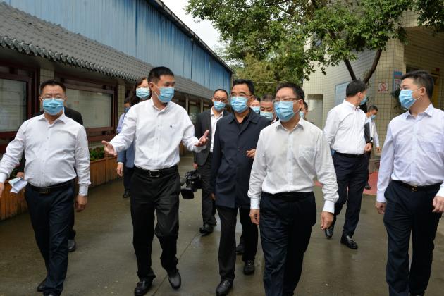 雙流區(qū)政協(xié)主席、黨組書記李德龍一行蒞臨雙流中學(xué)