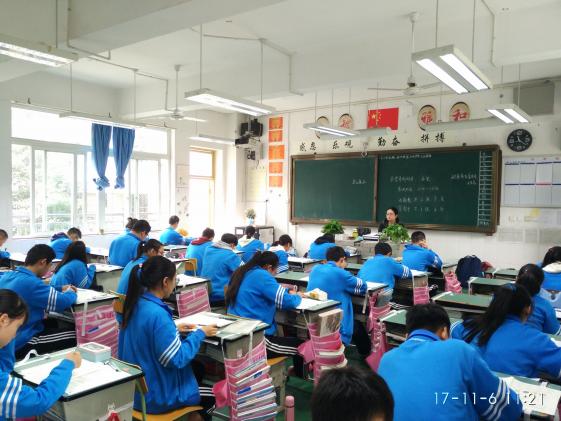 家長和老師一前一后認(rèn)真監(jiān)考