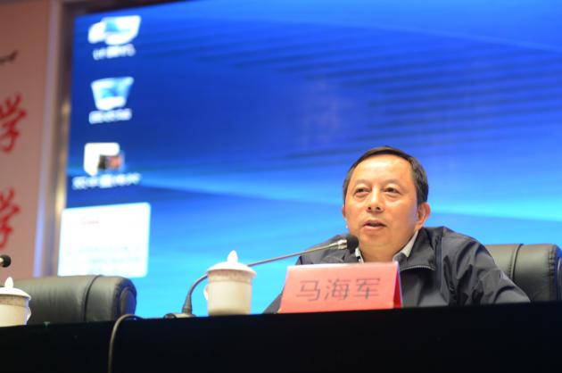 成都市教育局黨組成員、副局長馬海軍主持此次大會