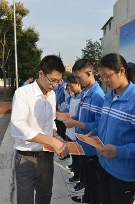 團(tuán)委書記魏東老師為優(yōu)秀部長頒獎(jiǎng)