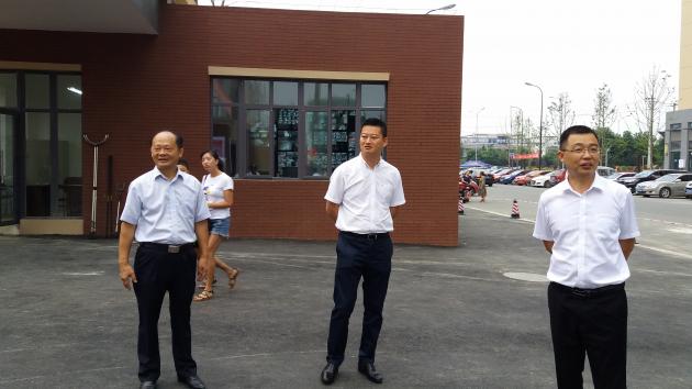 教育局安全科副科長任昌明關(guān)心開學工作