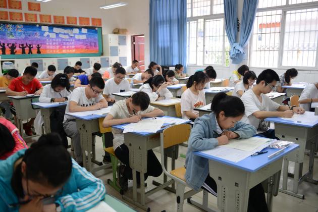 因?yàn)閰⒖既藬?shù)較多，9點(diǎn)05分正式開(kāi)考