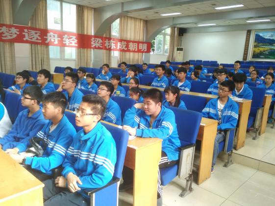 同學們饒有興致的聽課、交流