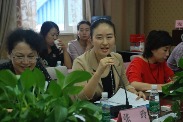 四川省教育廳國際交流與合作副處長賀羽女士主持會(huì)議