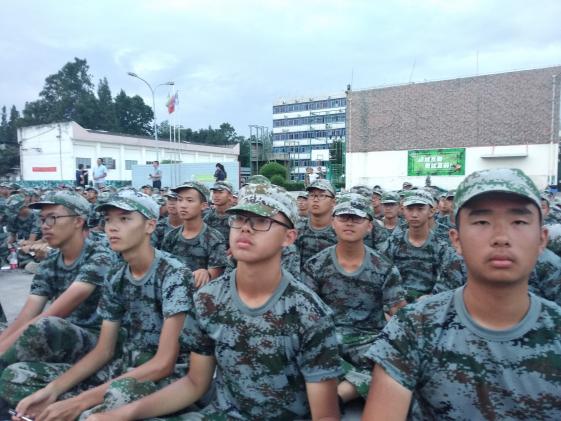 圖3：學(xué)生認(rèn)真聆聽(tīng)杜主任發(fā)言