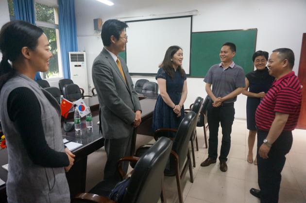 雙流中學(xué)校長(zhǎng)熊偉會(huì)見(jiàn)韓國(guó)客人