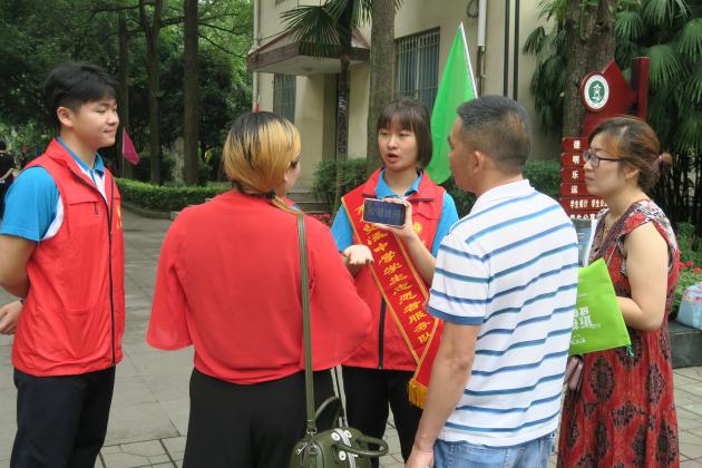 耐心講解的學(xué)生志愿者