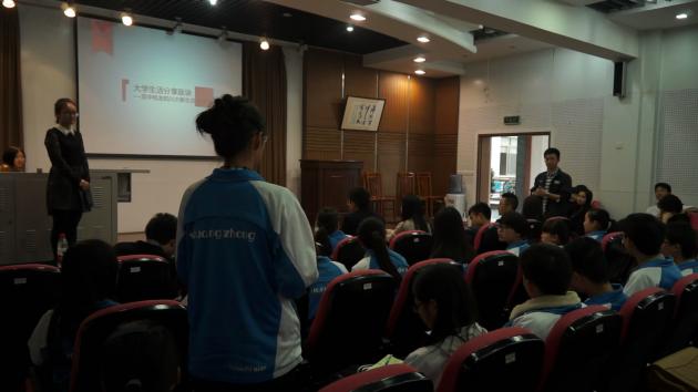 學(xué)長與同學(xué)們進(jìn)行問答交流